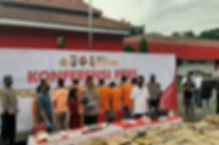 Polisi tangkap 10 pelaku curanmor. Niat jual motor curian ke Lampung pakai STNK palsu.