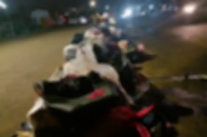 Sampah menumpuk di jalan raya Ciledug, Kota Tangerang. Walikota dituntu cari solusi agar pengguna jalan lebih nyaman. 
