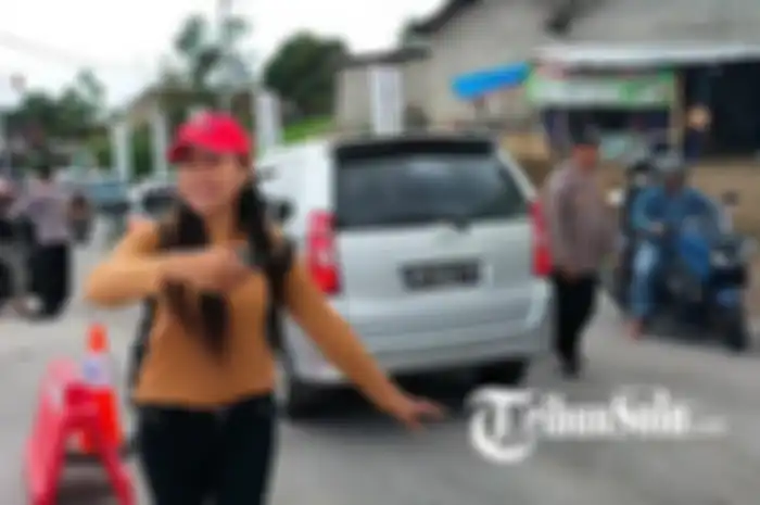 Sosok cewek cantik pengatur lalu lintas di Cipogo Cheese Park, Boyolali.