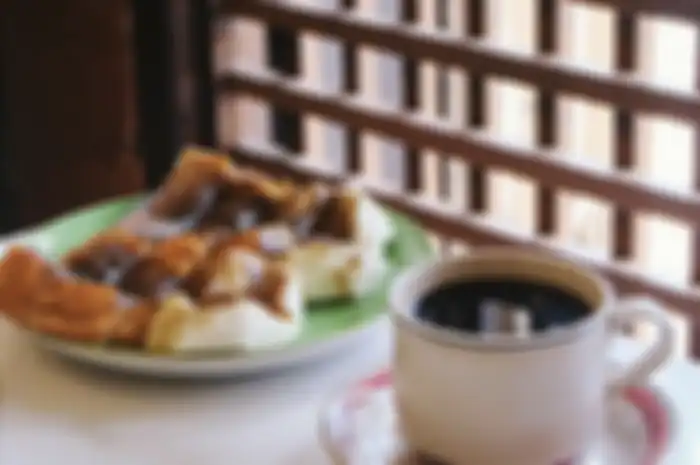Warung Kopi Purnama wajib dikunjungi saat mencari sarapan enak di Bandung. Intip yuk foto aesthetic tempat wisata kuliner legendaris.