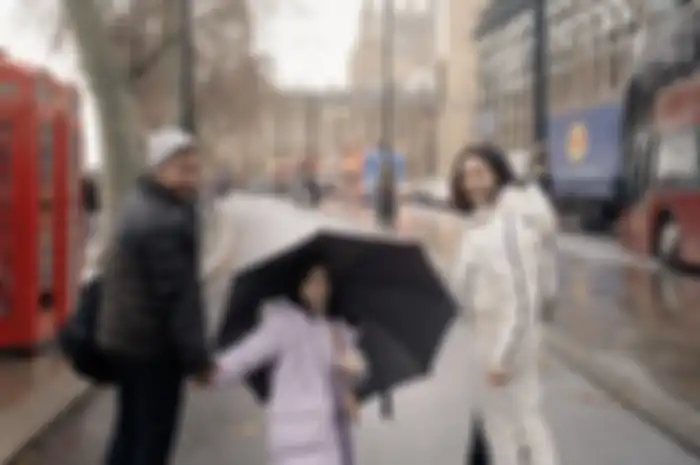 Gisella Anastasia tampak rajin memposting foto liburan bareng Gempi dan Gading Marten di London. Mereka terlihat kian hangat.