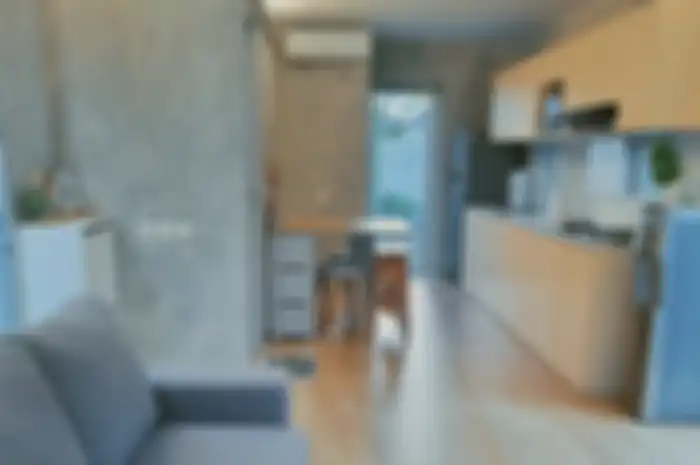 Foto interior rumah mungil yang di lahan ukuran pas-pasan terasa benar-benar lega. Desain dapurnya dibuat dengan konsep ini.