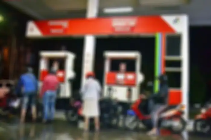Ilustrasi motor isi bensin Pertamax. Harga bensin Pertamax turun tapi di wilayah ini masih dijual Rp 13 ribu.