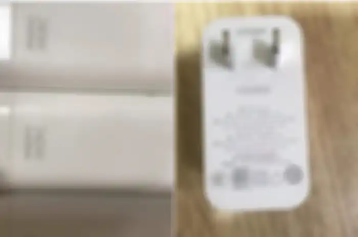 Tampilan asli charger 240W Realme GT Neo 5