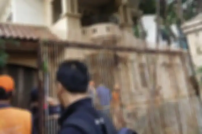 Foto kondisi interior rumah mewah Ibu Eny dan Tiko diunggah. Kondisinya diselimuti debu tebal. Hiasan dinding ini jadi sorotan.