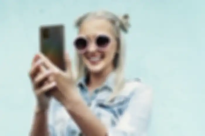 Begini cara foto mirror selfie dengan menggunakan kamera HP. Ini triknya yang mudah dicoba sendiri di rumah. 