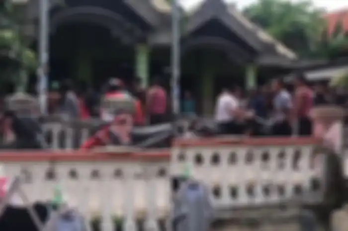 Momen pelaku jambret babak belur dihajar warga usai gagal rampas HP milik bocil.