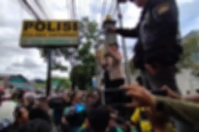 Driver ojek online dan ojek pangkalan mendatangi Polsek Antapani untuk dimediasi polisi, butut kasus driver ojol lawan opang di Bandung.