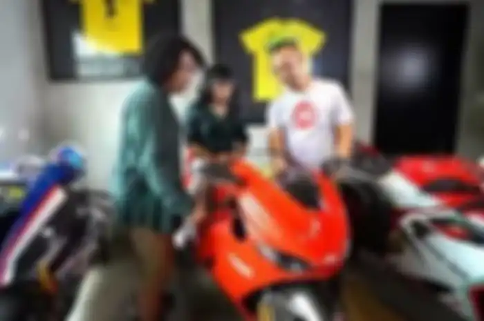 Mpok Alpa bersama motor limited edition dengan harga Rp 3 Miliar