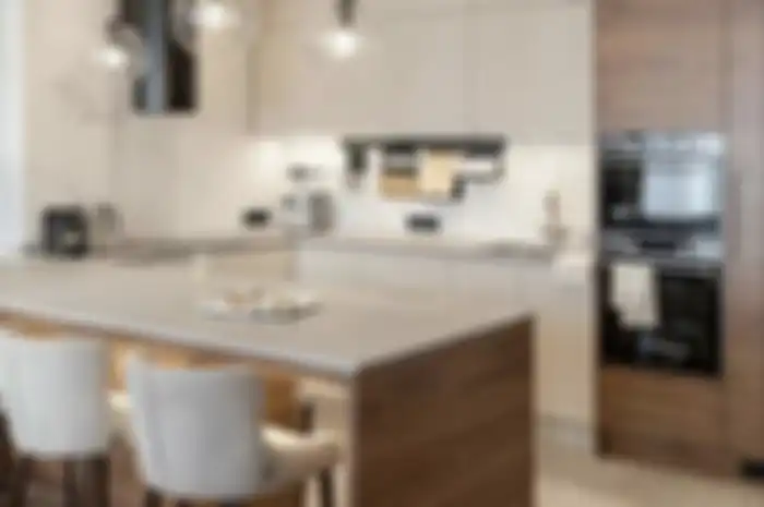 Cukup bermodalkan memasang elemen kayu di area memasak, desain dapur mungil membikin mata terpana. Foto tampilannya ditiru.
