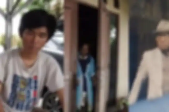 Perabotan di rumah mewah yang dihuni Ibu Eny bersama Tiko dijual sosok ini. Ayah Tiko terlanjur dibawa-bawa.
