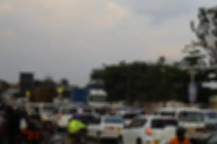 Ilustrasi kondisi jalanan Uganda. Motor listrik gratis untuk pengendara motor di Uganda.