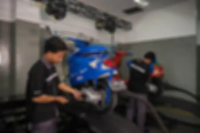 Ilustrasi motor Vespa Primavera melakukan perbaikan di bengkel resmi. Piaggio Indonesia minta pemilik motor Vespa Sprint, Primavera, dan GTS 300 untuk cek masalah fuel pump ke bengkel resmi.