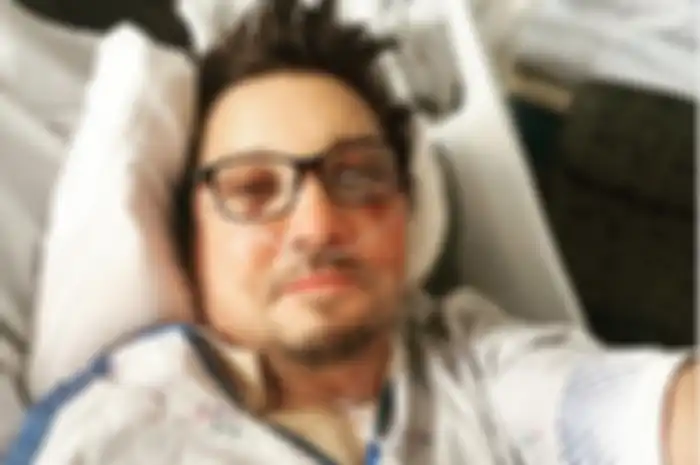 Aktor film Marvel, Jeremy Renner mengalami kecelakaan parah saat membersihkan salju, kegirangan dibonceng naik motor.