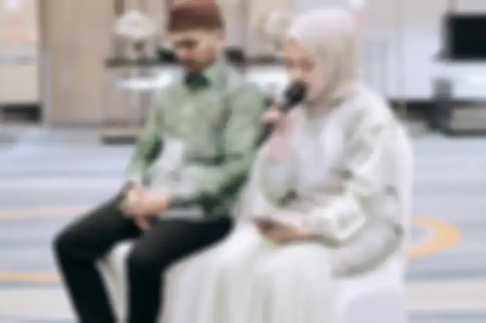 Suami Nadia Hawasyi geram melihat istrinya disawer uang ketiak melantunkan ayat suci Al Quran. 