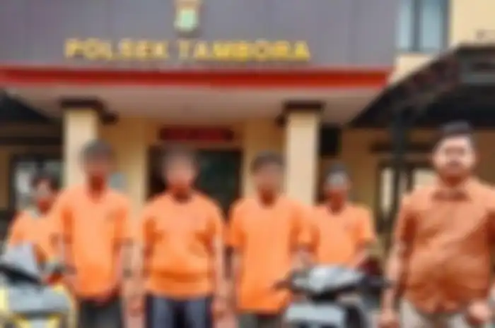 Lima orang polisi gadungan perampas motor pengendara berhasil diamankan polisi.