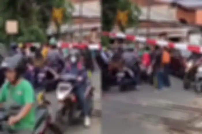 Momen puluhan pemotor terabas palang pintu kereta api.