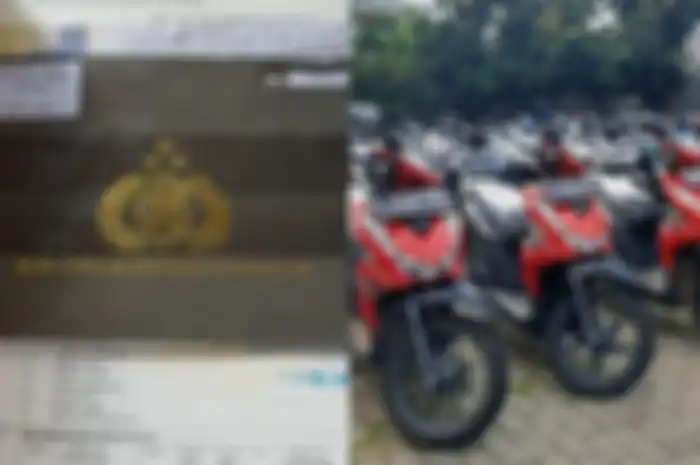 Ilustrasi data STNK dihapus (kiri) dan tempat lelang motor Otolink (kanan).