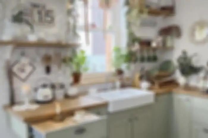 Pakai cara dekorasi tak biasa, dapur kecil terlihat semakin mewah. Foto interiornya lebih aesthetic.