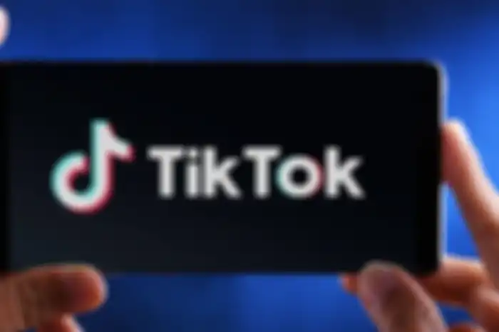 Ilustrasi tiktok yang akan lakukan sistem strike pada konten berbahaya di halaman FYP