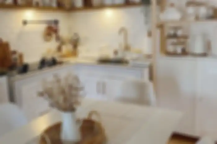 Foto dapur mungil. Lemari dapur yang terlihat berantakan bisa karena 7 masalah ini. Bagaimana solusinya?