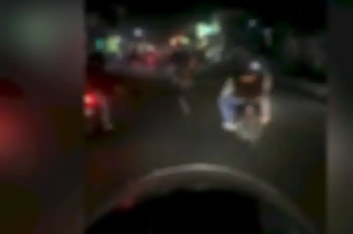 Aksi geng motor di Garut bikin resah warga. Konvoi zigzag sambil acungkan senjata tajam.