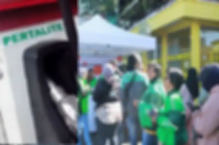 Foto ilustrasi nozzle Pertalite dan antrean driver ojol. Enaknya driver ojol di Kota Malang dapat voucher Pertalite, bayar Rp 4 ribu dapat 2 liter bensin.