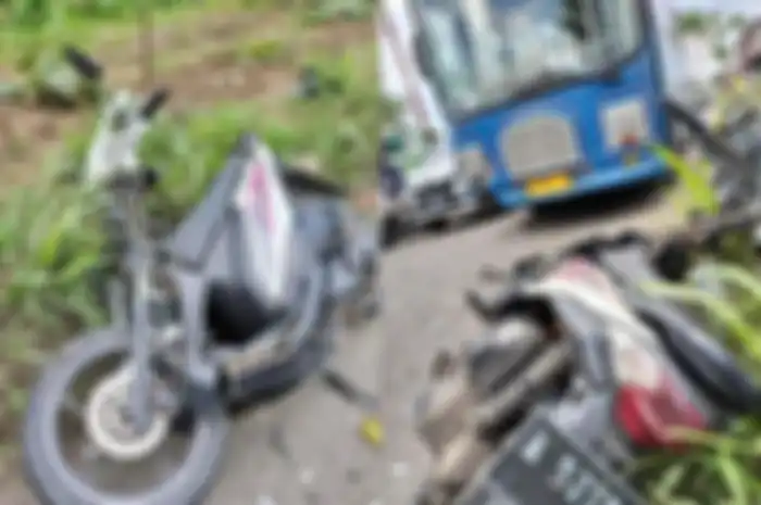 Kondisi motor matic Honda BeAT (kiri) dan Bus Tayo (kanan) yang kecelakaan di Tangerang.