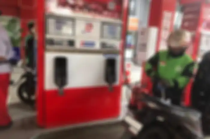 Foto ilustrasi motor isi Pertamax. Harga Pertamax belum lama turun, menteri BUMN Erick Thohir minta waspada bisa naik lagi.