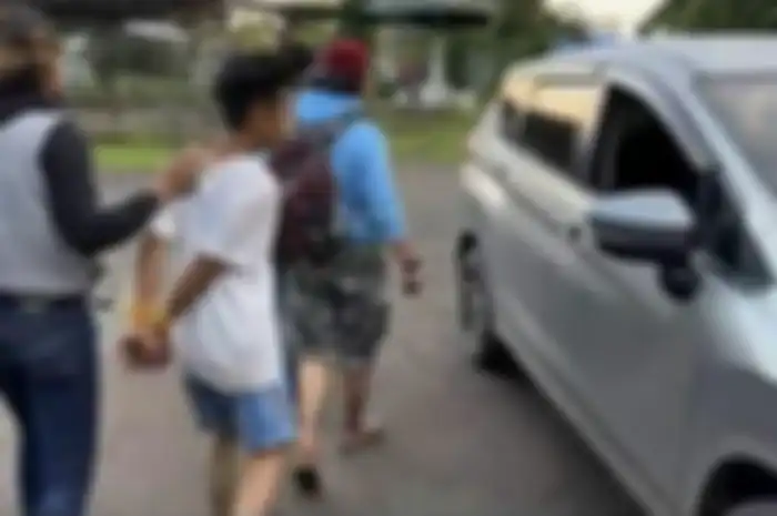 Remaja yang bunuh bocah SD di Makassar lantaran terobsesi jual ginjal digelandang polisi. 