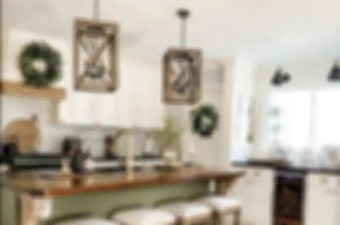 Inilah tips mendesain dapur dengan konsep terbuka di rumah minimalis. Kita bisa memainkan bagian meja di area memasak.