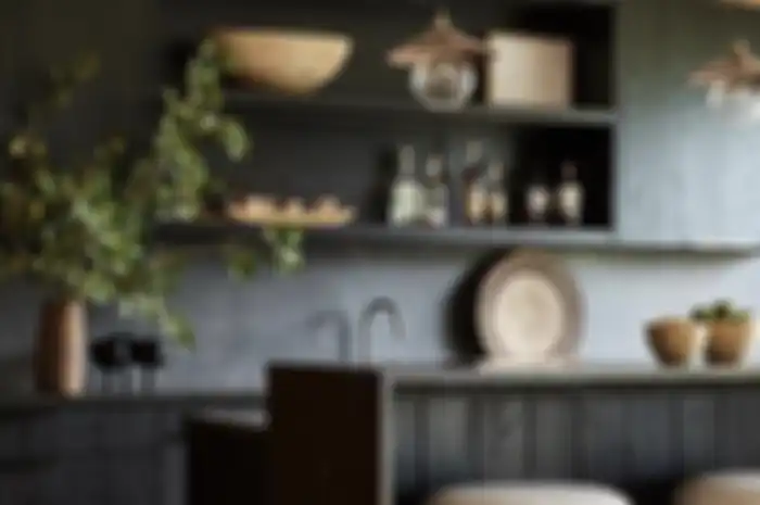 Perabotan terlihat berantakan di dapur kecil sudah pasti bikin mumet. Bereskan dengan mengubah tempat penyimpanan.