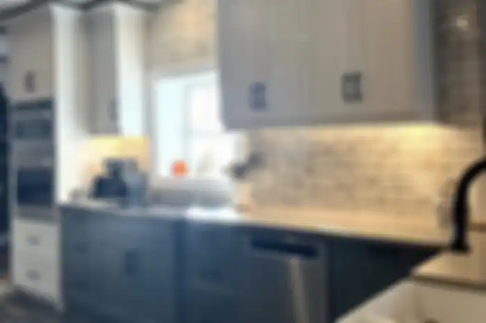 Tampilan kabinet atau lemari dapur yang terlihat kusam bisa dissbabkan salah pilih warna cat. 