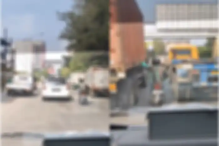Momen driver ojol bantu buka jalan untuk mobil ambulans yang membawa pasien.
