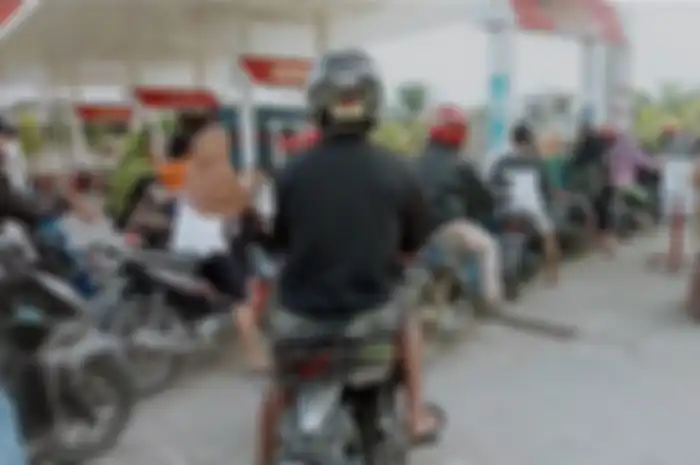 Suasana antrean Pertalite. Anggota DPR minta harga BBM bersubsidi seperti Pertalite turun, ini alasannya.