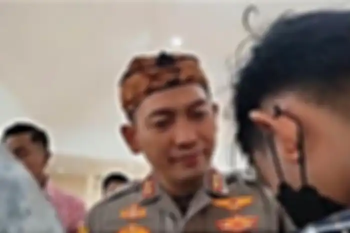Momen Kapolres Garut Kapolres Garus AKBP Rio Wahyu Anggora, menangis di depan anggota geng motor.