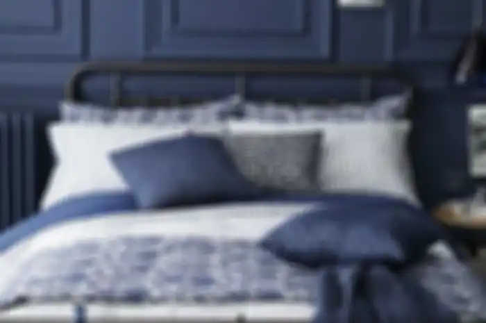 Ilustrasi interior berwarna navy