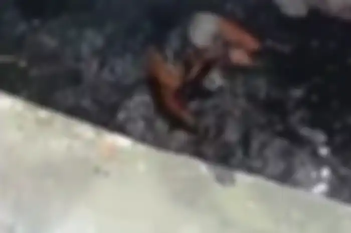 Korban penyiraman air keras bernama Jaenal Abidin (34) menceburkan diri di parit berlumpur di Jalan RE Martadinata, Tanjung Priok, Jakarta Utara pada Kamis (12/1/2022).