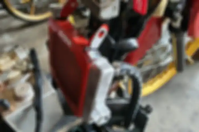 Lagi ramai modifikasi pasang spare part radiator Suzuki GSX-R150 ke Honda Vario 125/150. Apa tujuannya?