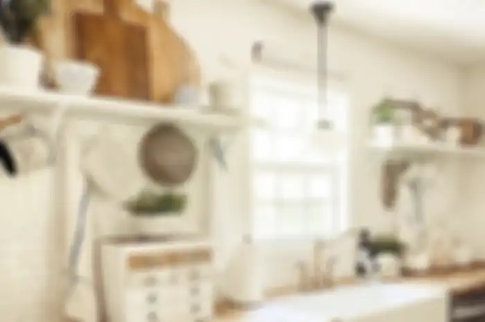 Agar desain dapur kecil hadir dengan tampilan berbeda, pemilik rumah minimalis bisa bernain kombinasi warna cat.
