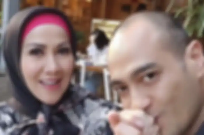 Ferry Irawan mengirimkan link foto-foto istrinya, Venna Melinda tanpa hijab. Potret mesra itu telah musnah.