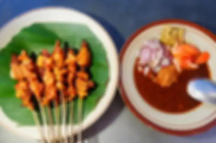Sate Ayam Pak Dji Pati punya cita rasa berbeda dengan sate ayam lain. Ciri khasnyam bumbu dan varian satenya.