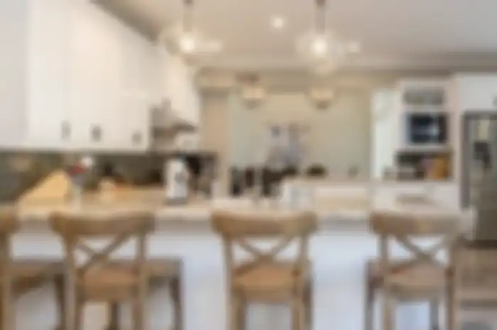 Potret desain dapur terbuka yang dipoles dengan cara tak biasa memancarkan tampilan maksimal. 