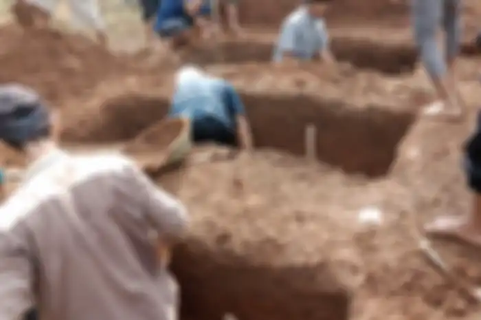 Potret liang kubur korban tewas keracunan di Bekasi. Suami korban yang juga bekas ayah tiri menghilang.