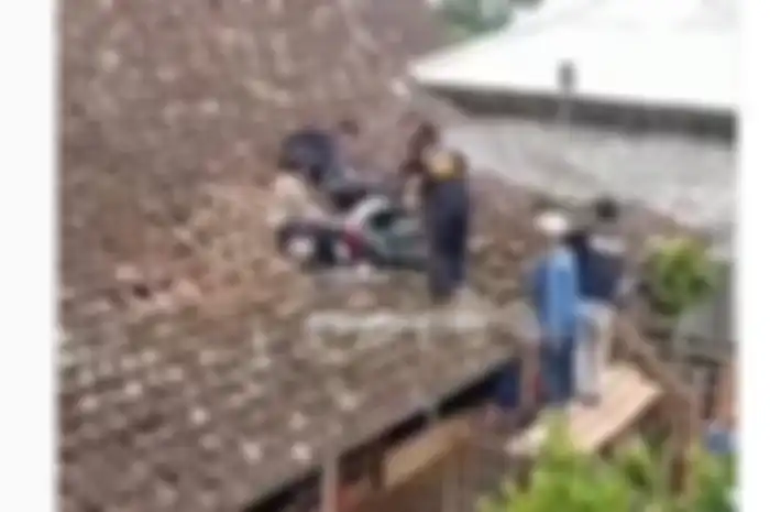 Motor matic Honda BeAT nyangkut di atas genteng rumah di Magelang.