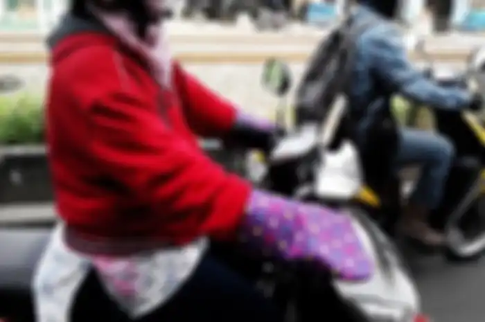 Model sarung tangan motor untuk perempuan yang mirip sarung tangan untuk masak, bisa memperburuk keadaan kalau terjadi kecelakaan. 