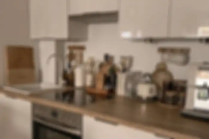 Potret dapur sempit yang terlihat terang berkat rahasia dekorasi seperti begini.