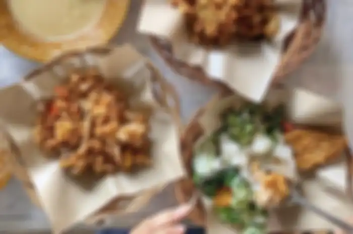 Ayam Geprek Bu Made tenpat wisata kuliner yang cocok buat makan siang enak di Jogja.
