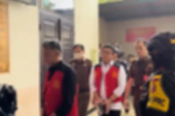 Ferdy Sambo (kemeja putih) mendapatkan tuntutan penjara seumur hidup, mantan polisi yang pernah ungkap kasus besar pencurian motor.