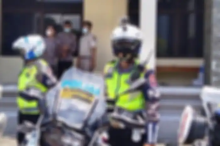 Anggota polisi dilengkapi kamera tilang elektronik (body cam), daftar denda tilang elektronik Januari 2023 paling murah Rp 100 ribuan.